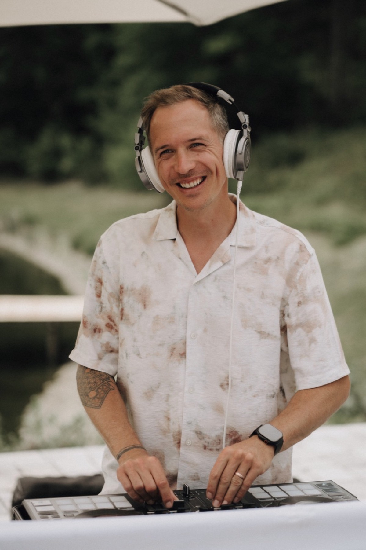 Chris mit Kopfhörern am Pult im Freien