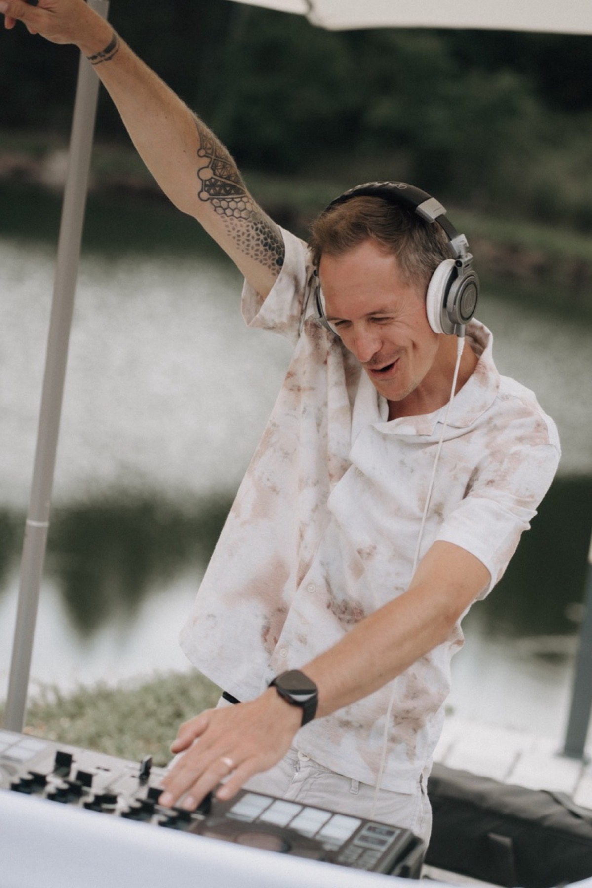 Chris legt im Freien auf, Arm in der Luft