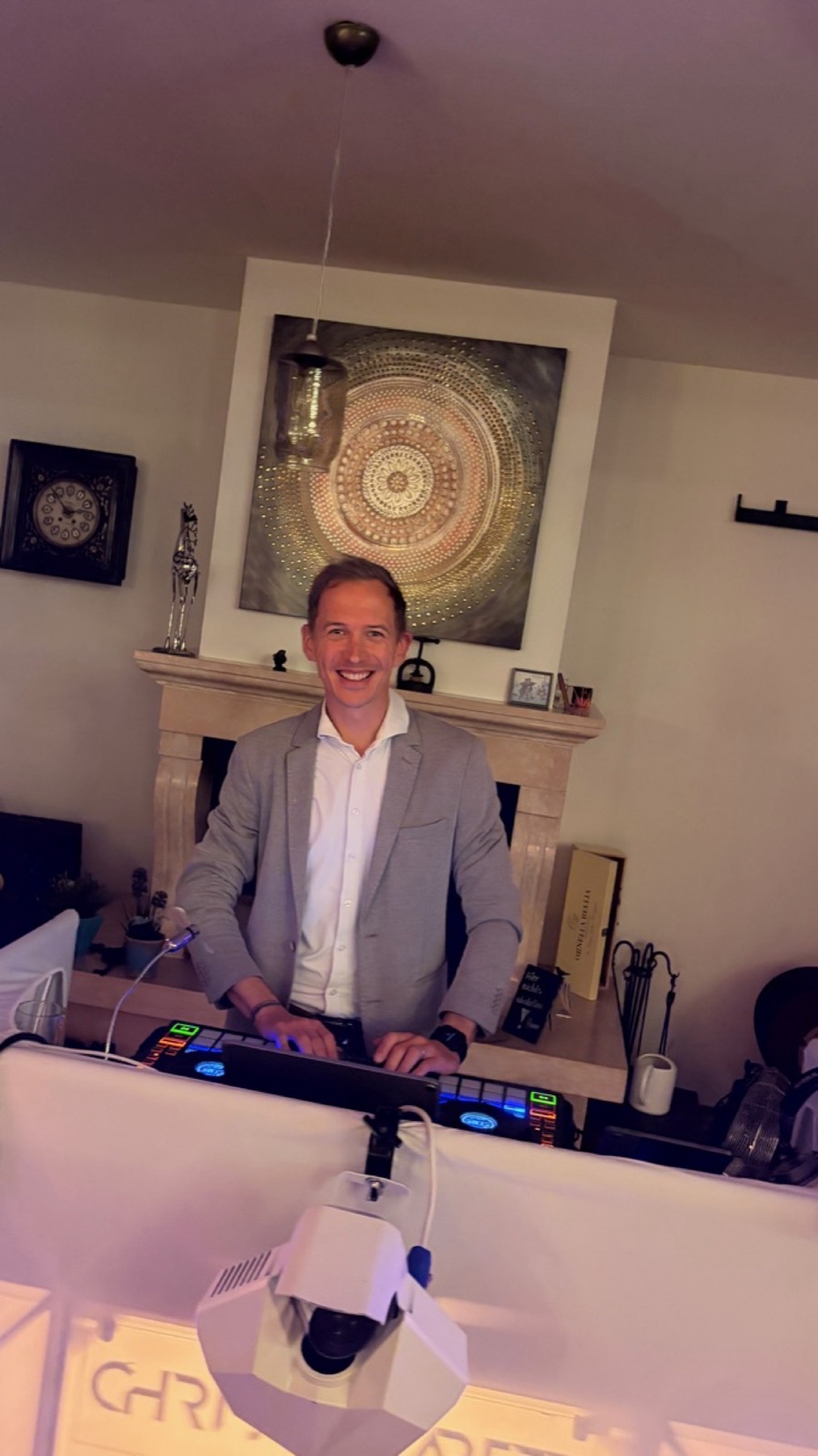Chris am DJ-Pult, frontal, mit Lichteffekt im Vordergrund