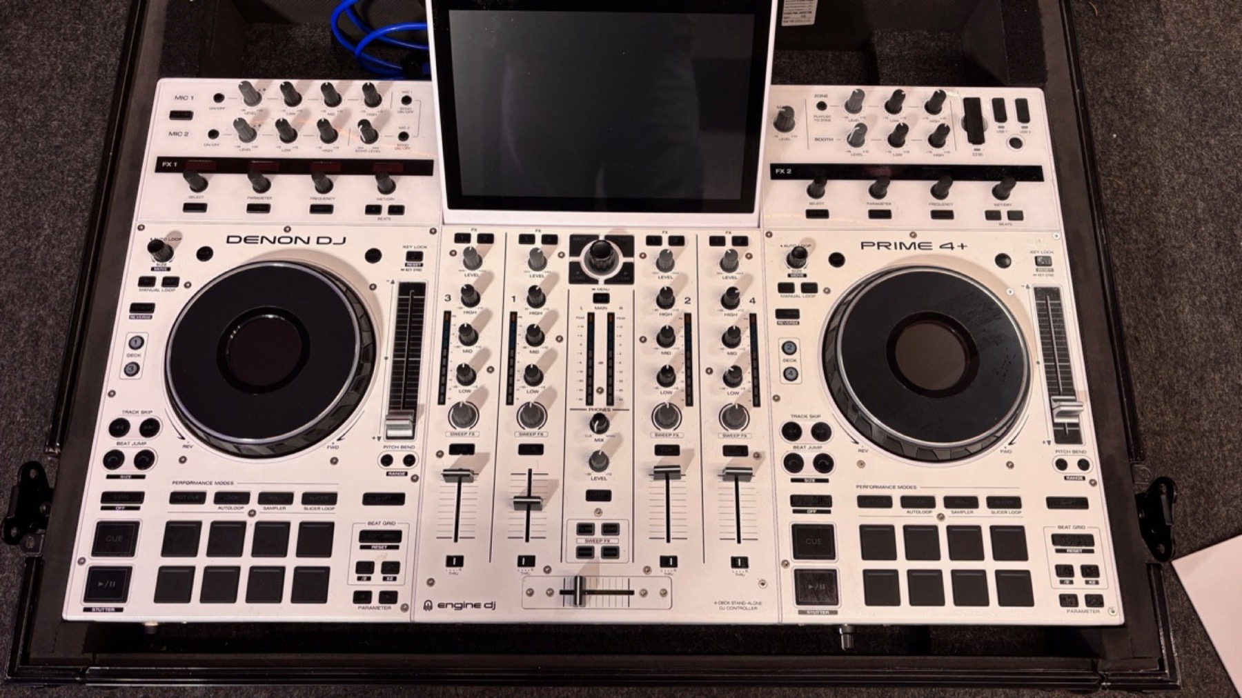 Weißer Denon Prime 4+ im Flightcase, von oben