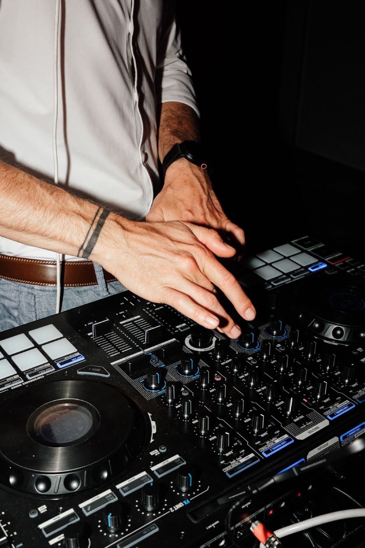 Nahaufnahme: Hände von Chris Carter am DJ-Controller