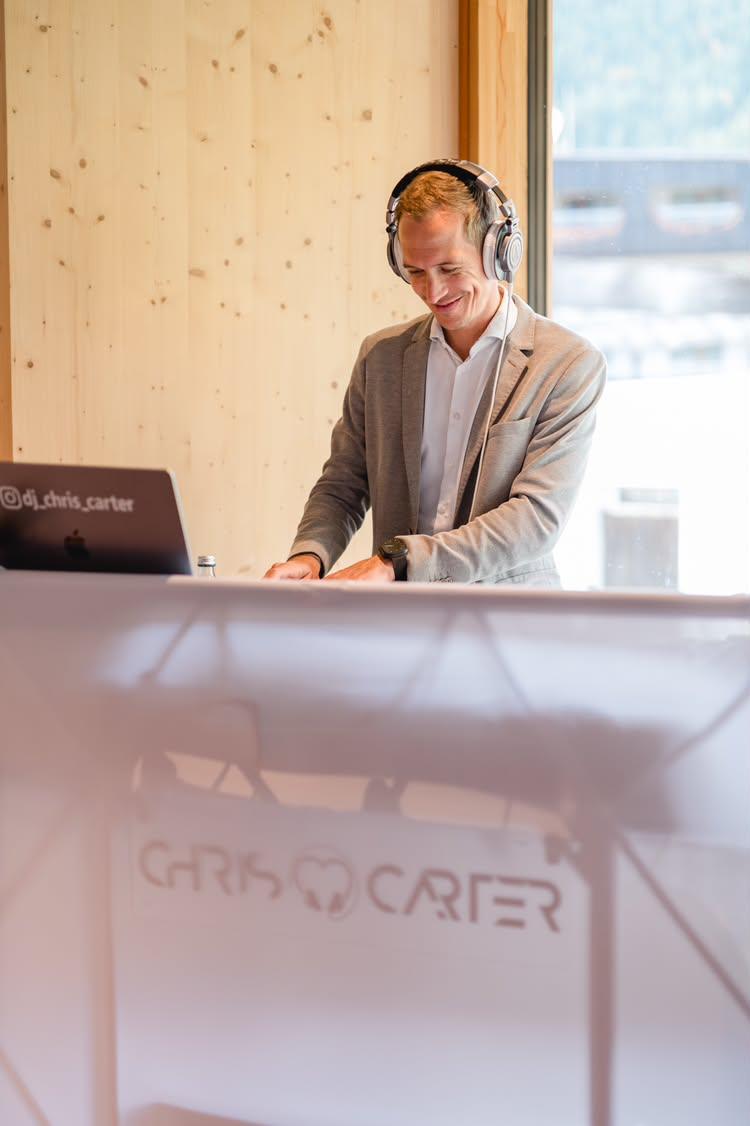 Chris Carter am Pult im hellen Holzsaal, durchs Fenster fällt Tageslicht