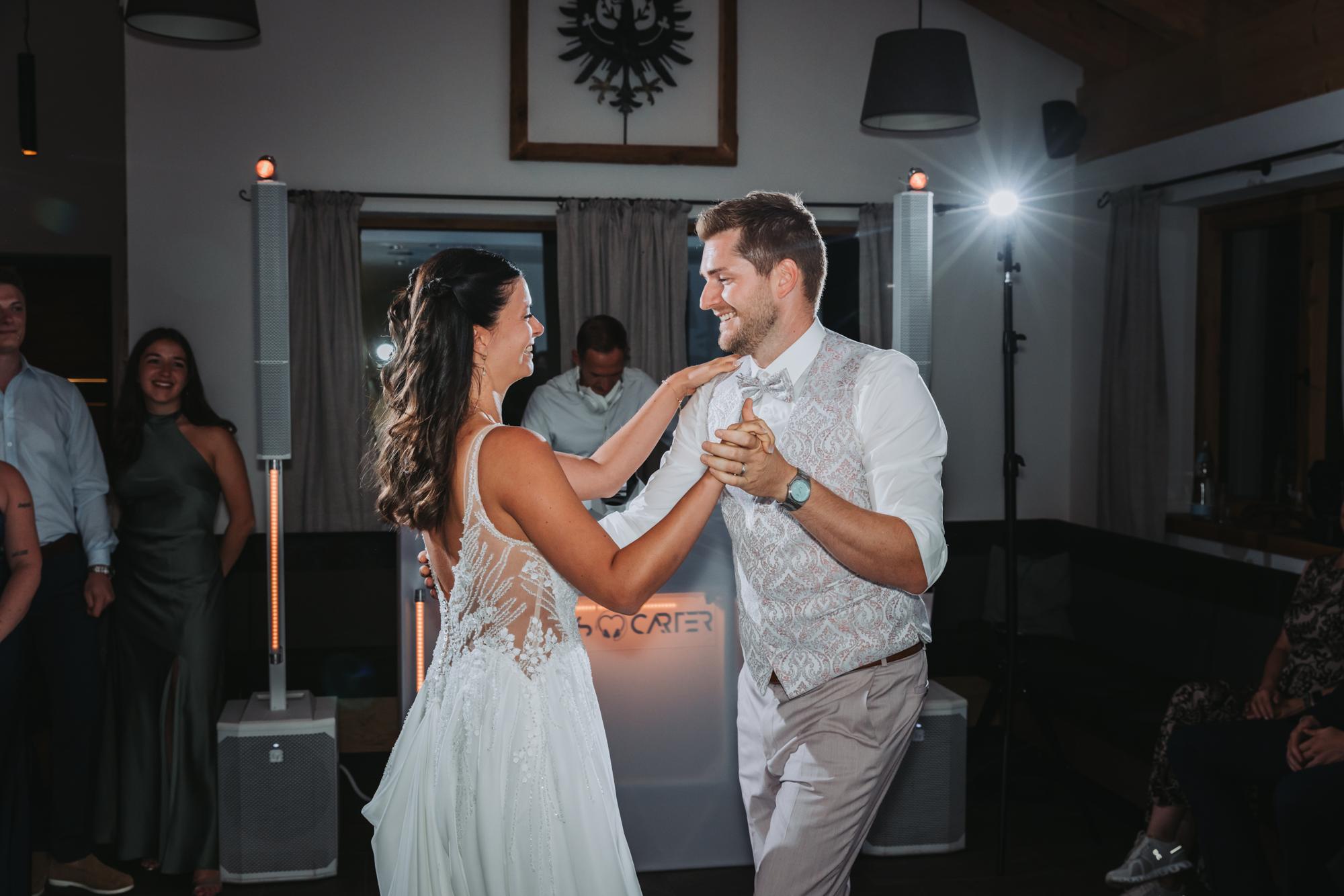 Brautpaar beim Hochzeitstanz vor dem weißen DJ-Pult von Chris Carter