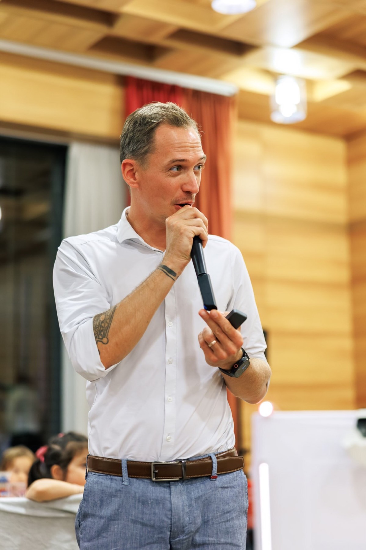 Chris Carter spricht auf einer Hochzeit in Zams mit Mikrofon zu den Gästen